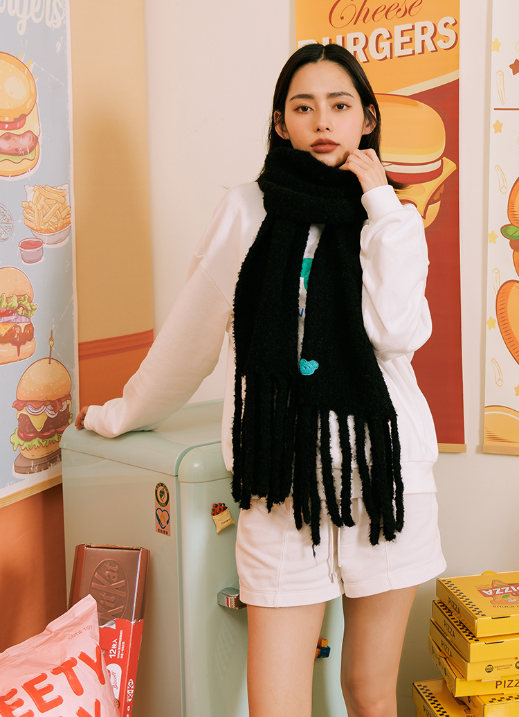 GraceGift Wasabi Bear聯名 芥末熊 顆粒仿羊毛流蘇圍巾 黑色 實拍圖