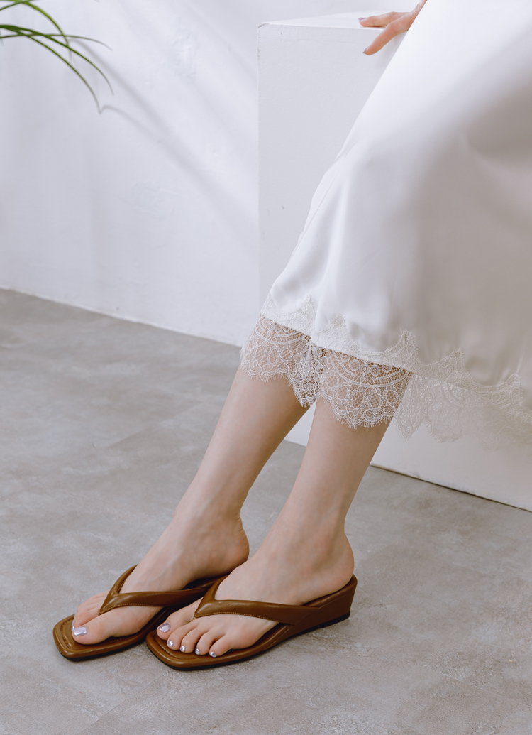 GraceGift 平價女鞋 時尚秀場 方頭 韓系慵懶人字中跟拖鞋 棕色