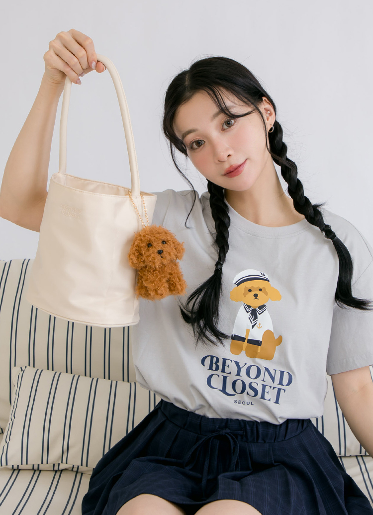 韓國Beyond Closet 輕量尼龍水桶手提肩背包 米白 附貴賓狗絨毛掛飾