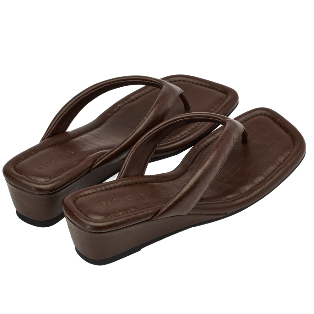 GraceGift 平價女鞋 時尚秀場 方頭 韓系慵懶人字中跟拖鞋 咖色