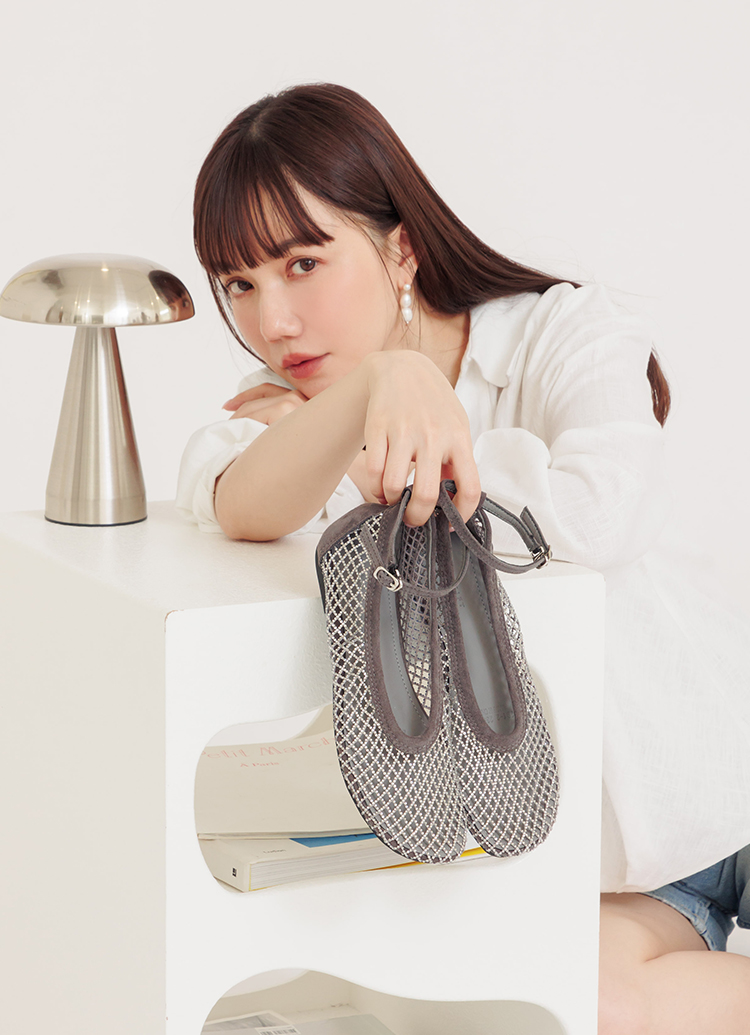 GraceGift平價女鞋 灰色滿版燙鑽漁網細帶繞踝圓頭平底芭蕾舞鞋