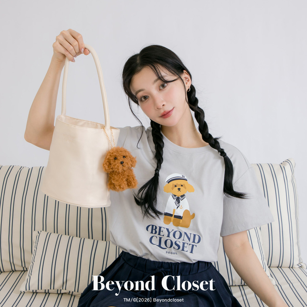 韓國Beyond Closet 輕量尼龍水桶手提肩背包 米白 附貴賓狗絨毛掛飾