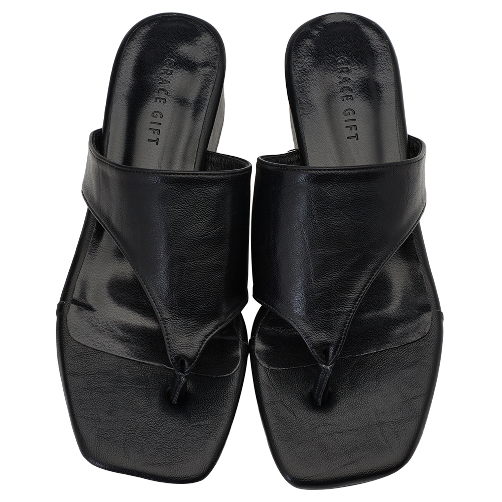 GraceGift 平價女鞋 時尚秀場 方頭 極簡美學柔感人字中跟拖鞋 黑色