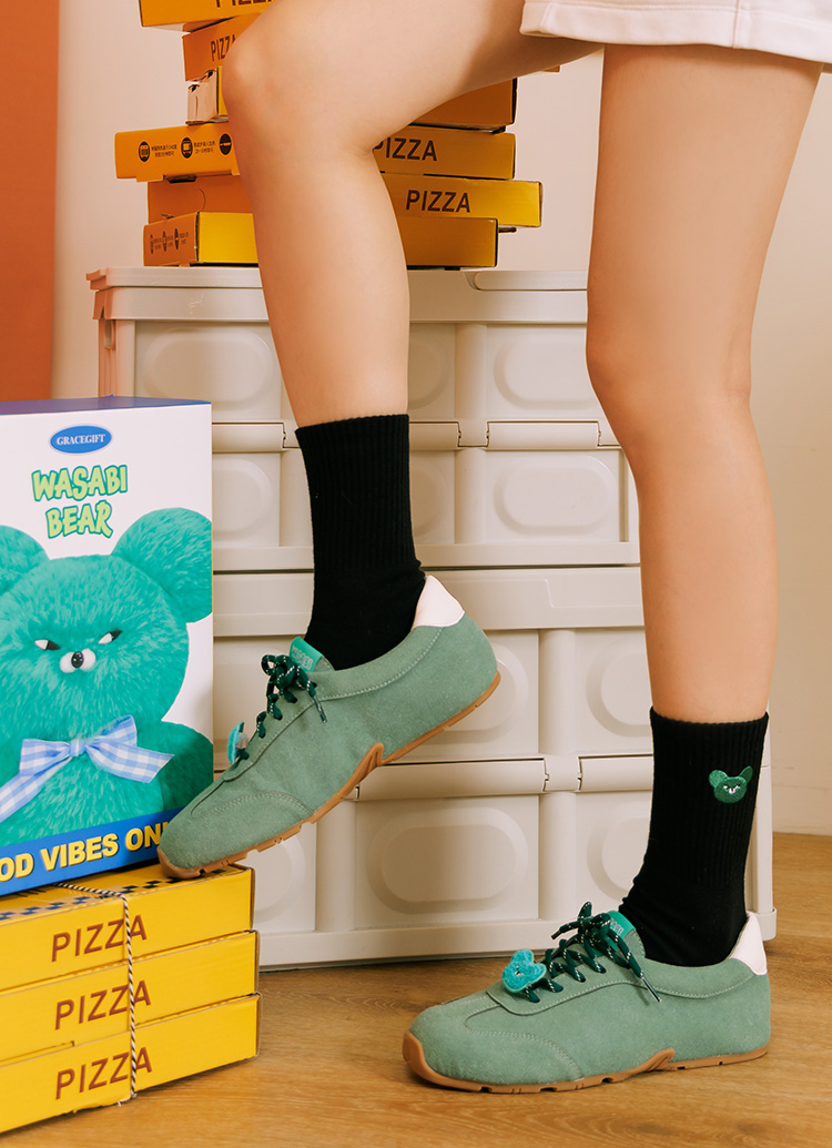 GraceGift Wasabi Bear聯名 芥末熊 芥末熊螺紋電繡中筒襪 黑色