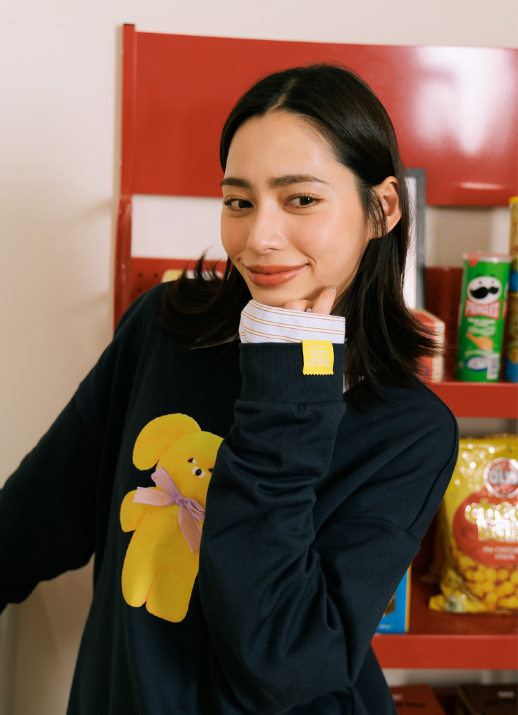 GraceGift Wasabi Bear聯名 黃芥末熊 蝴蝶結撞色印花大學T 黑色 實拍圖