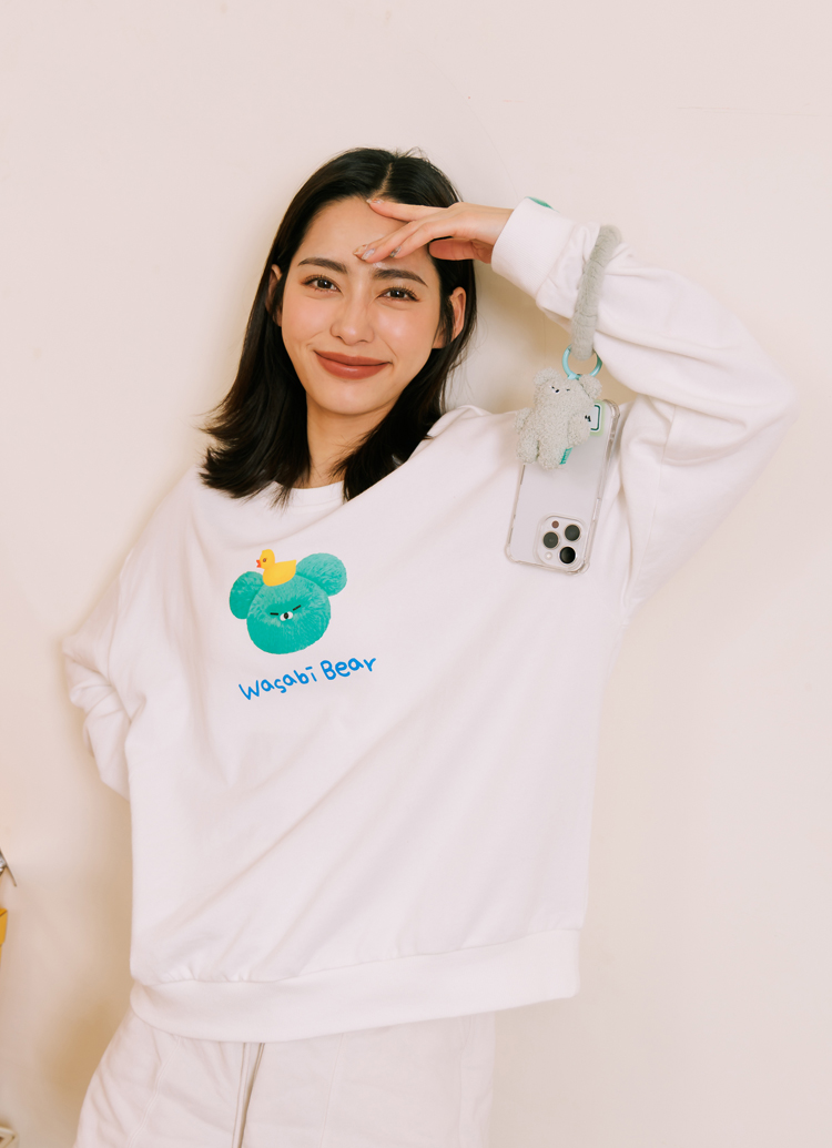 GraceGift Wasabi Bear聯名 芥末熊 小頭字母印花大學T 白色 實拍圖