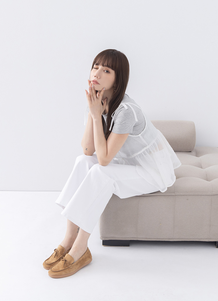 GraceGift平價女鞋 時尚秀場 圓頭 舒適輕柔手工真皮蝴蝶結平底莫卡辛鞋 棕色