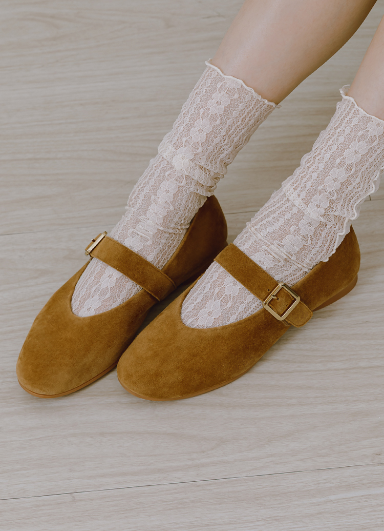 GraceGift 平價女鞋 時尚秀場 圓頭 精品級金屬方釦真皮平底瑪莉珍鞋 棕色