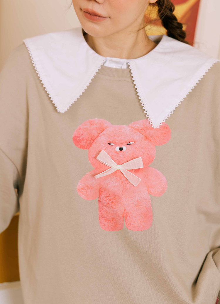 GraceGift Wasabi Bear聯名 粉芥末熊 蝴蝶結撞色印花大學T 卡其色 實拍圖