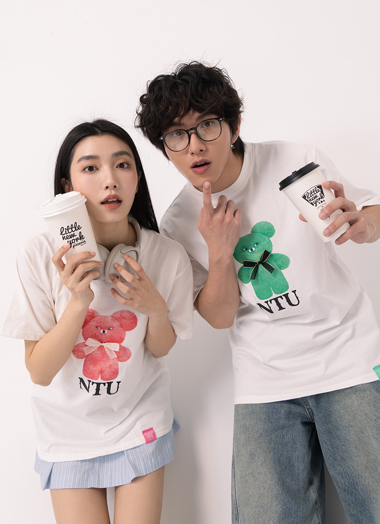 GraceGift Wasabi Bear聯名 Wasabi Bear X NTU芥末熊蝴蝶結印花情侶短袖T恤 藍綠色