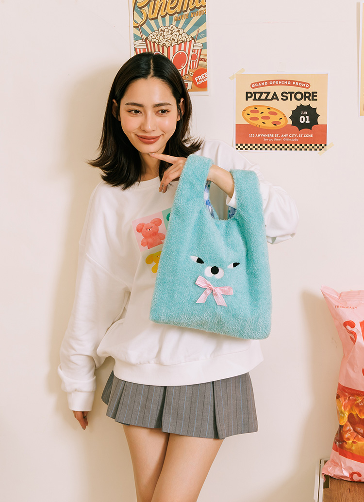 Grace Gift Wasabi Bear 聯名 芥末熊 絨毛蝴蝶結手提袋 藍綠色 可愛提袋 實拍圖