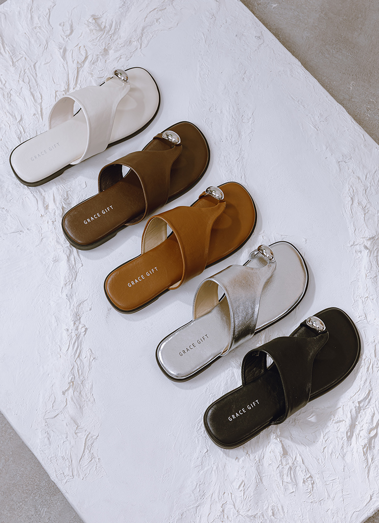 GraceGift 平價女鞋 時尚秀場 輕奢金屬套趾澎澎雲感平底拖鞋 淺棕色