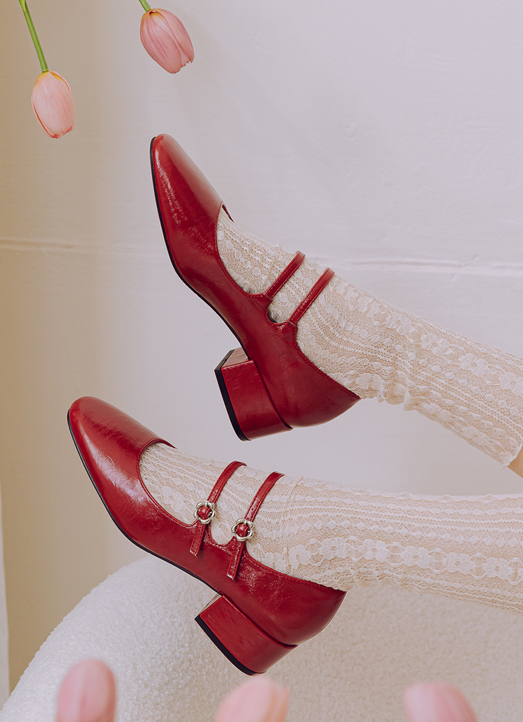 GraceGift平價女鞋 時尚秀場 方圓頭 瑪黑穿搭小花扣環雙帶中跟瑪莉珍鞋 正紅色