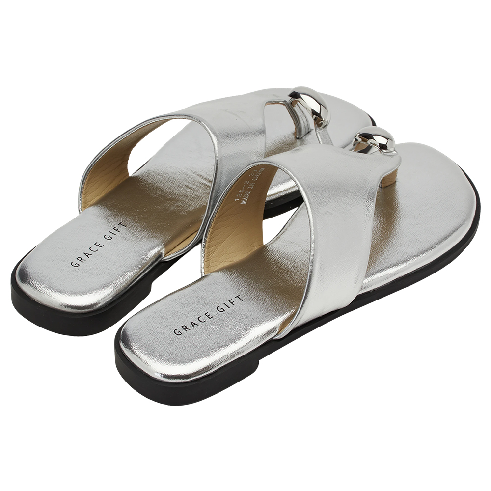 GraceGift 平價女鞋 時尚秀場 輕奢金屬套趾澎澎雲感平底拖鞋 銀色