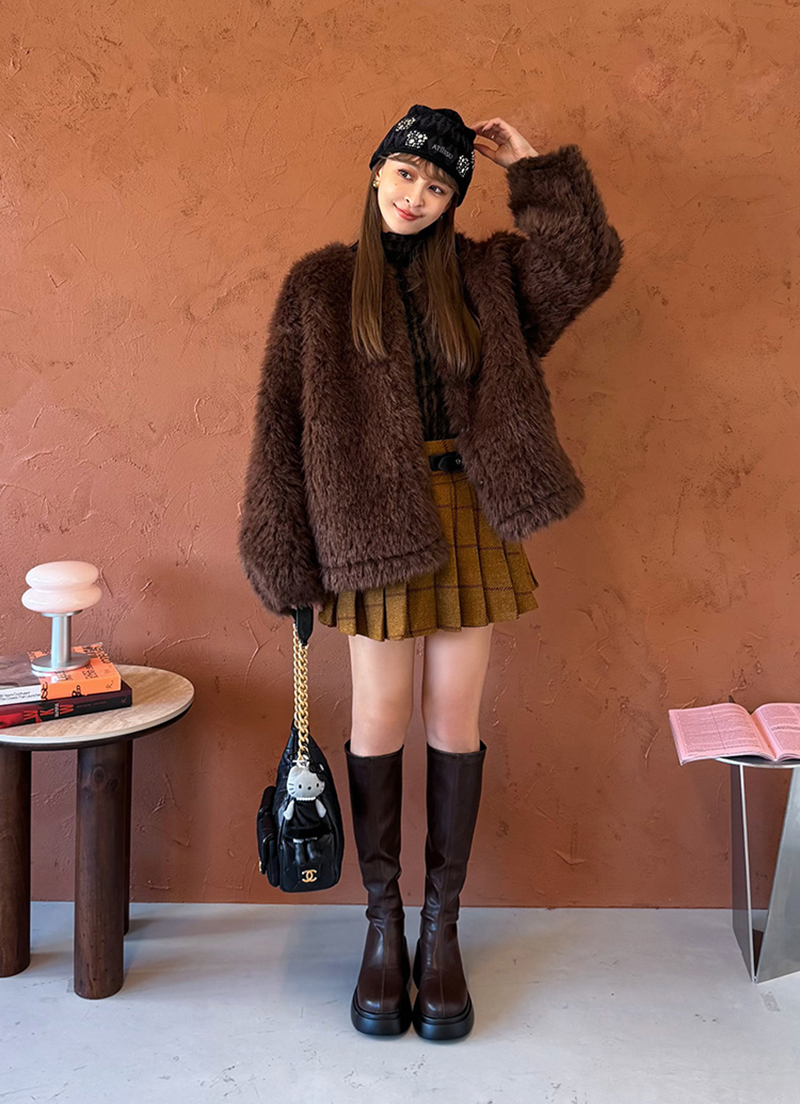 冬季長靴穿搭 毛絨外套百褶裙搭配