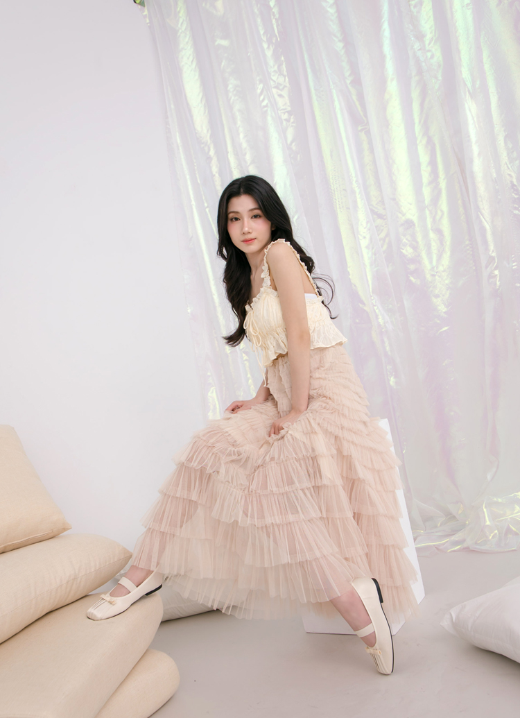 GraceGift平價女鞋 時尚秀場 方頭 法式芭蕾精緻抓皺方頭緞面平底瑪莉珍鞋 米白色