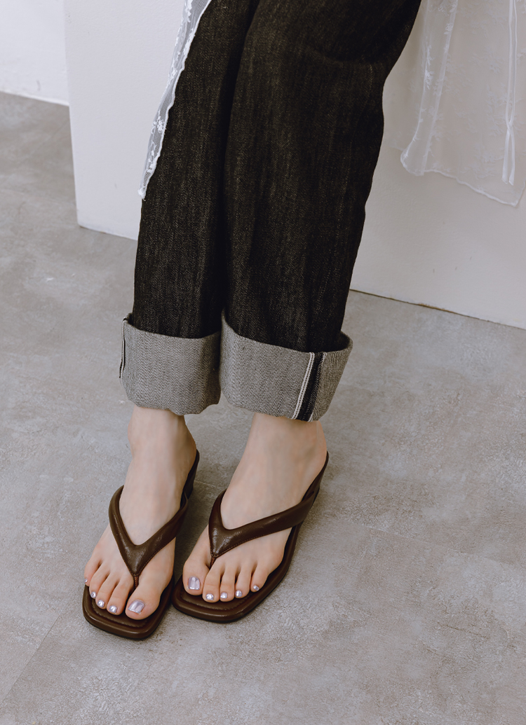 GraceGift 平價女鞋 時尚秀場 方頭 韓系慵懶人字中跟拖鞋 咖色