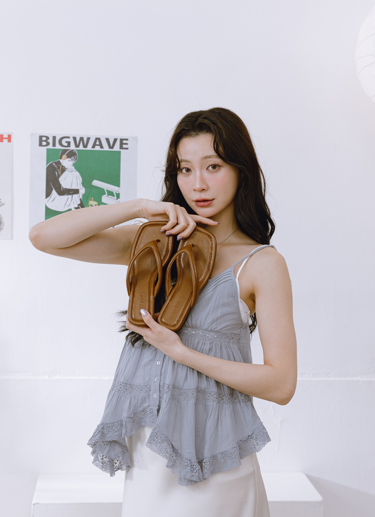 GraceGift 平價女鞋 時尚秀場 方頭 韓系慵懶人字中跟拖鞋 棕色