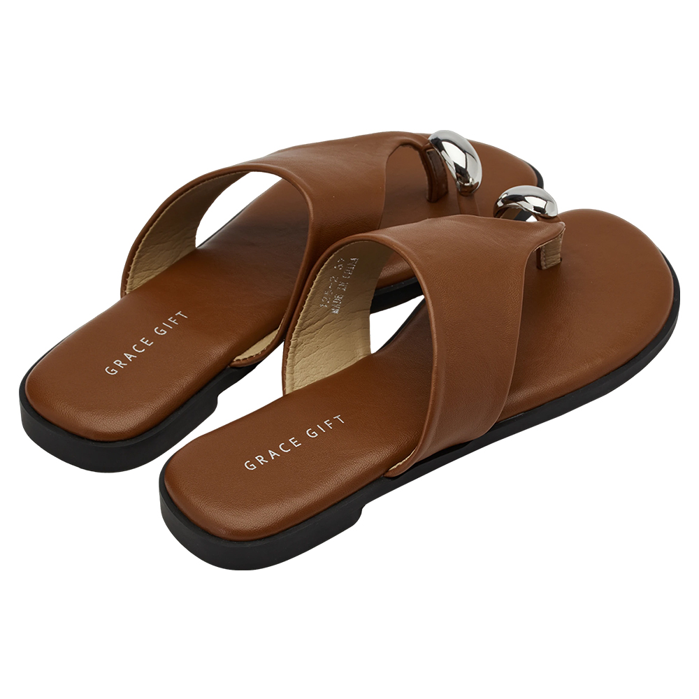 GraceGift 平價女鞋 時尚秀場 輕奢金屬套趾澎澎雲感平底拖鞋 淺棕色