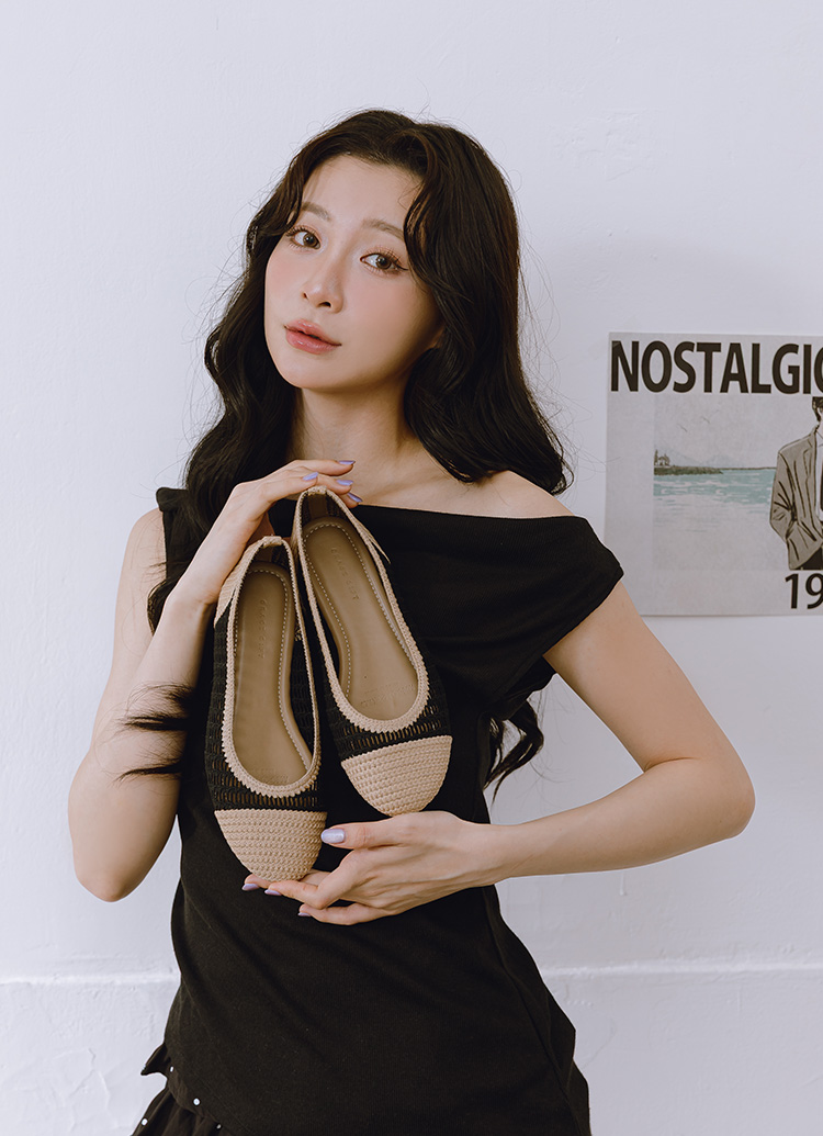 GraceGift 平價女鞋 時尚秀場 圓頭 法式輕透編織拼色平底娃娃鞋 黑色