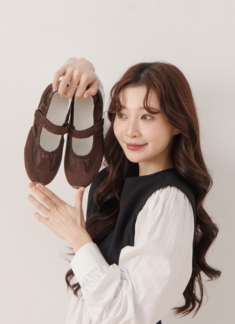 GraceGift平價女鞋 輕盈芭蕾 緞面拚接 芭蕾舞運動鞋 咖啡色