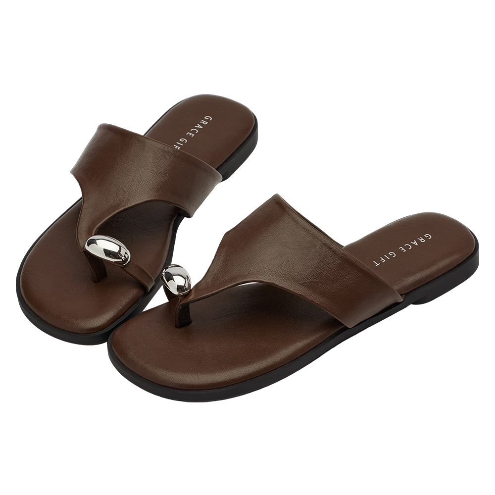 GraceGift 平價女鞋 時尚秀場 輕奢金屬套趾澎澎雲感平底拖鞋 咖色