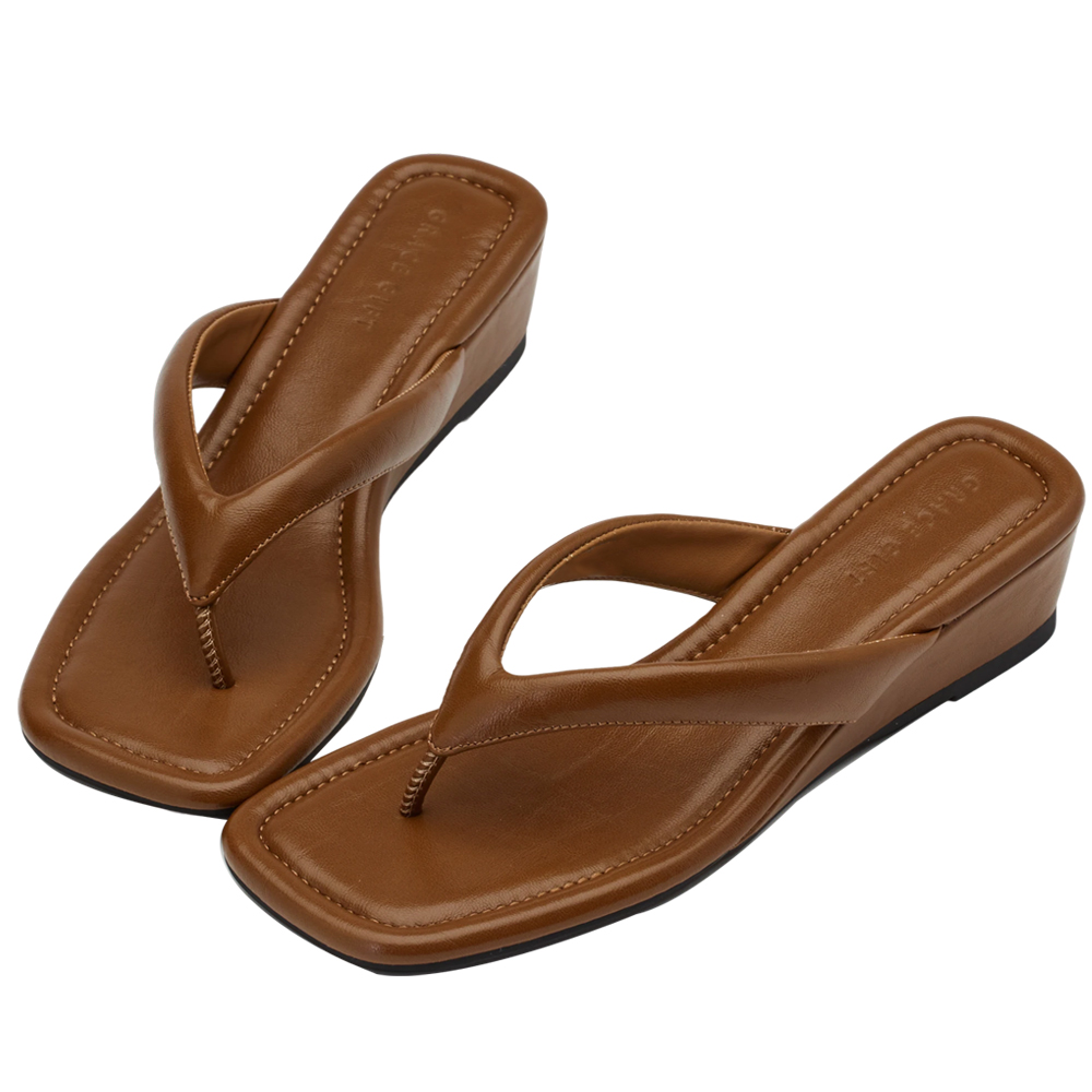 GraceGift 平價女鞋 時尚秀場 方頭 韓系慵懶人字中跟拖鞋 棕色