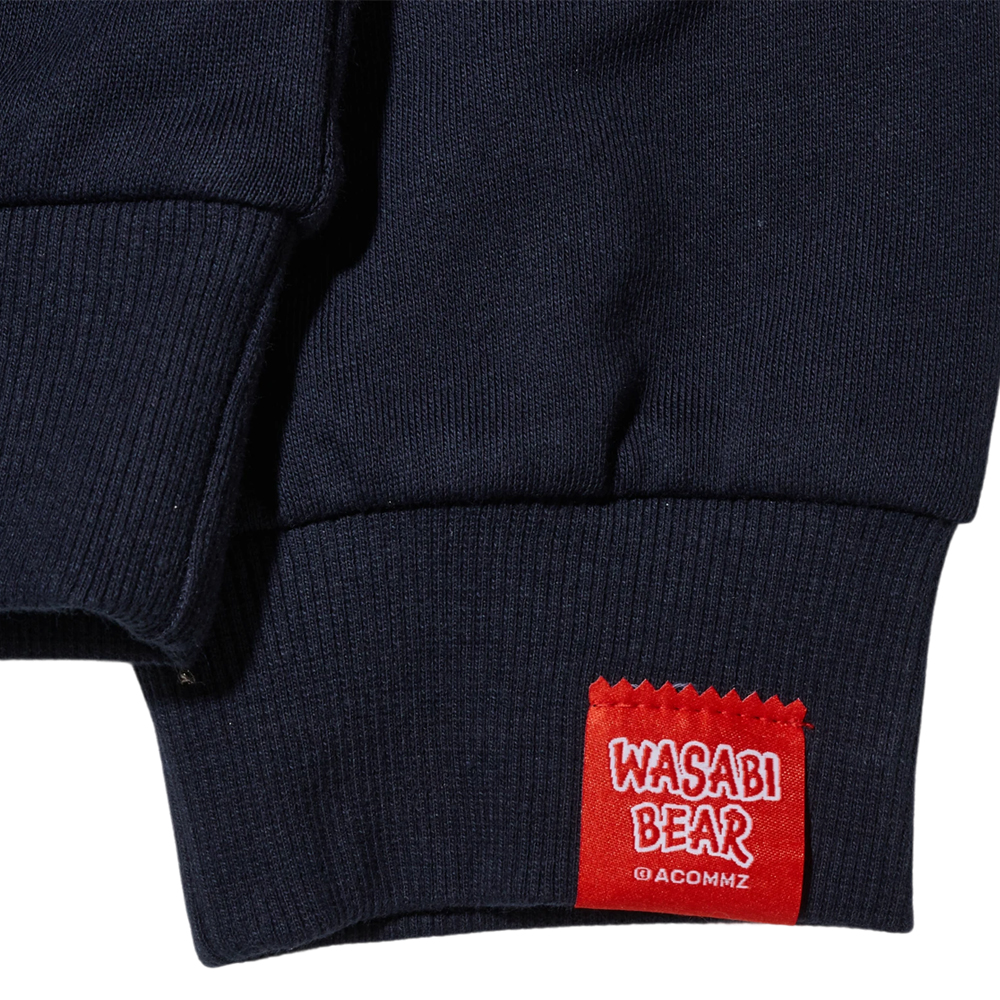 GraceGift Wasabi Bear聯名 辣椒醬熊 小頭字母印花大學T 深藍色 實拍圖