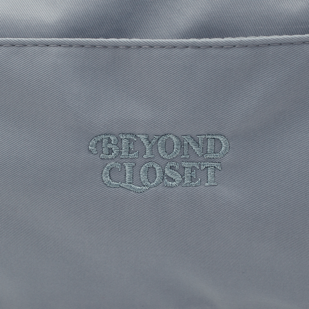 韓國Beyond Closet 輕量尼龍圓筒肩背包 淺灰 附比熊絨毛掛飾