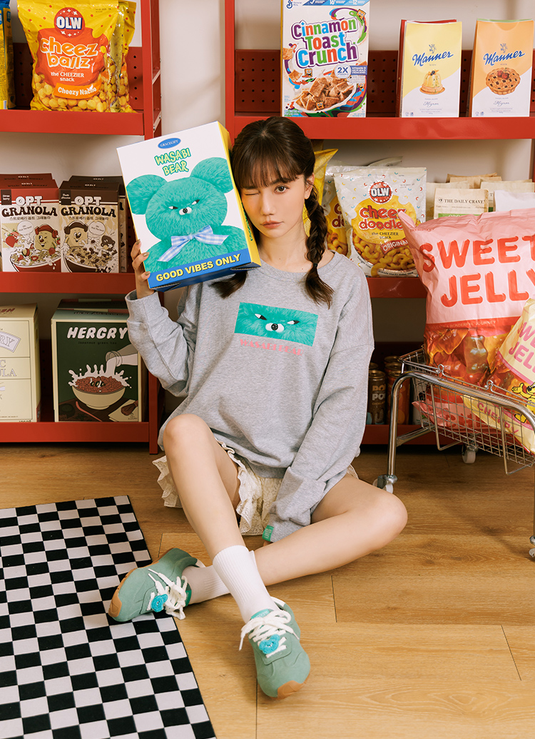 GraceGift Wasabi Bear聯名 芥末熊 小臉印花大學T 灰色 實拍圖