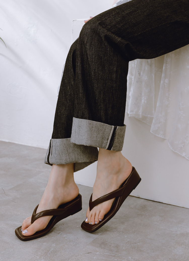 GraceGift 平價女鞋 時尚秀場 方頭 韓系慵懶人字中跟拖鞋 咖色