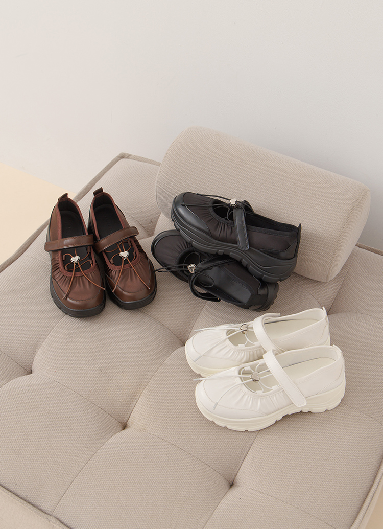 GraceGift平價女鞋 愛心 交叉繫繩 輕量厚底 芭蕾舞運動鞋 米白