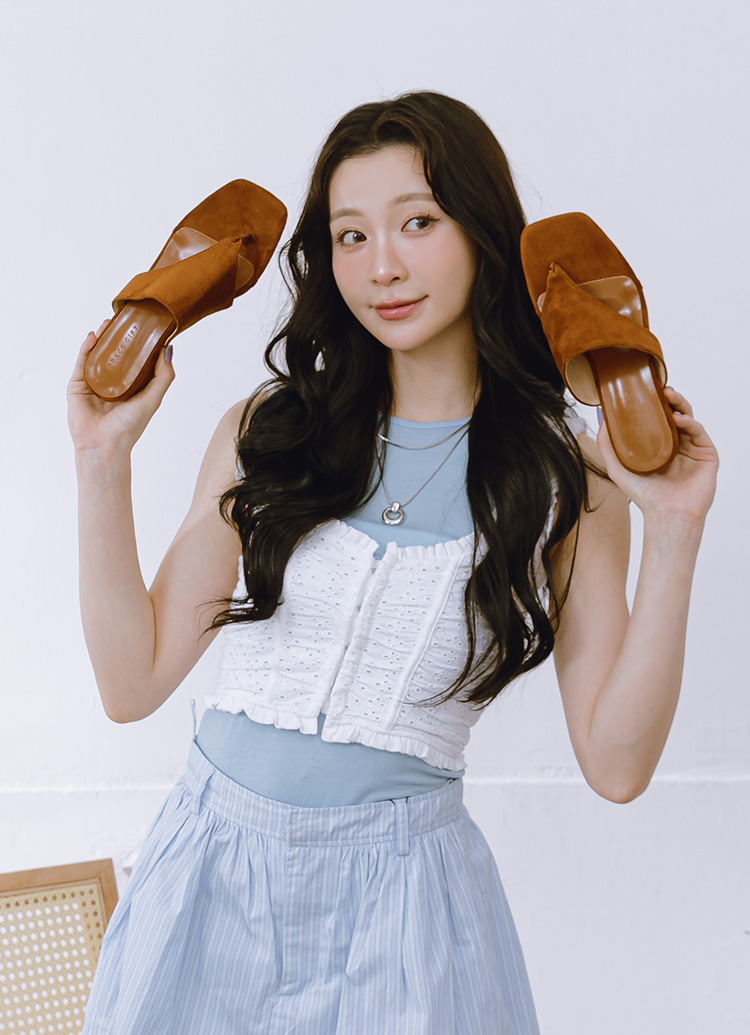 GraceGift 平價女鞋 時尚秀場 方頭 極簡美學柔感人字中跟拖鞋 棕色