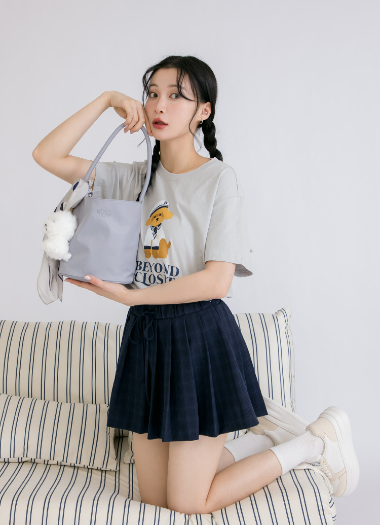 韓國Beyond Closet 輕量尼龍水桶手提肩背包 淺灰 附比熊犬絨毛掛飾