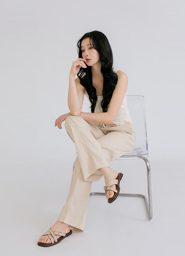 GraceGift平價女鞋 簡約質感合成皮革交織方頭釦飾涼鞋 杏