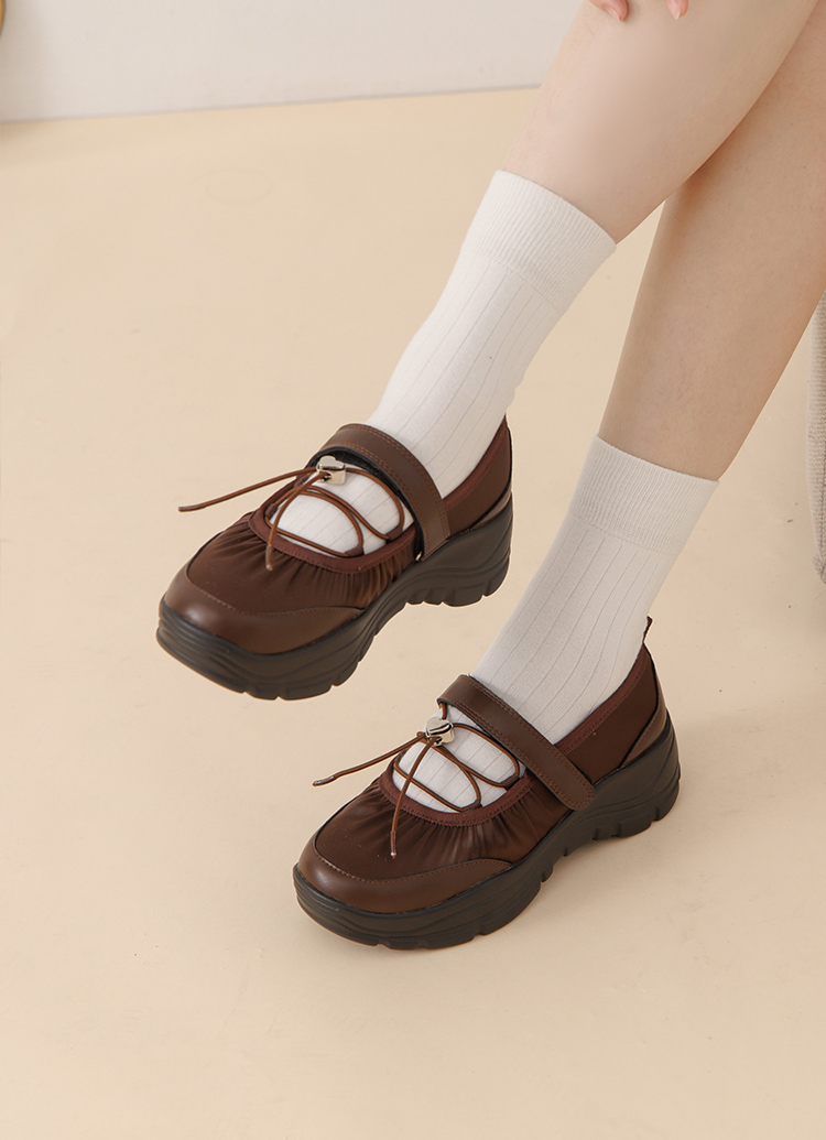 GraceGift平價女鞋 愛心 交叉繫繩 輕量厚底 芭蕾舞運動鞋 咖啡色