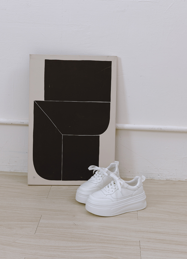 GraceGift 平價女鞋 時尚秀場 圓頭  零負重輕量級厚底休閒小白鞋  白色