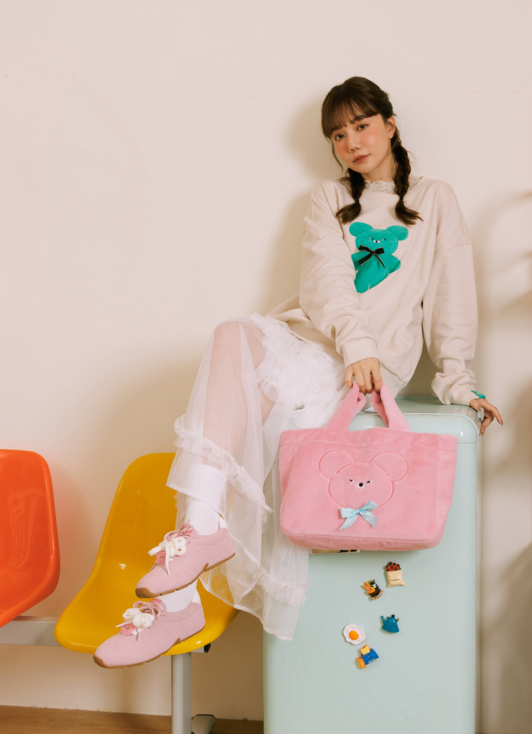 GraceGift Wasabi Bear聯名 芥末熊 蝴蝶結撞色印花大學T 卡其色 實拍圖