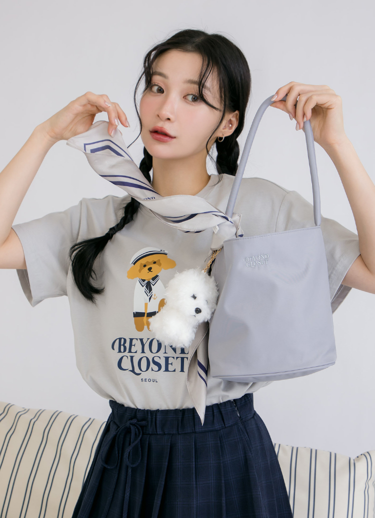 韓國Beyond Closet 輕量尼龍水桶手提肩背包 淺灰 附比熊犬絨毛掛飾