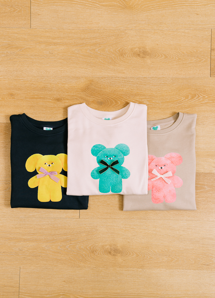 GraceGift Wasabi Bear聯名 黃芥末熊 蝴蝶結撞色印花大學T 黑色 實拍圖