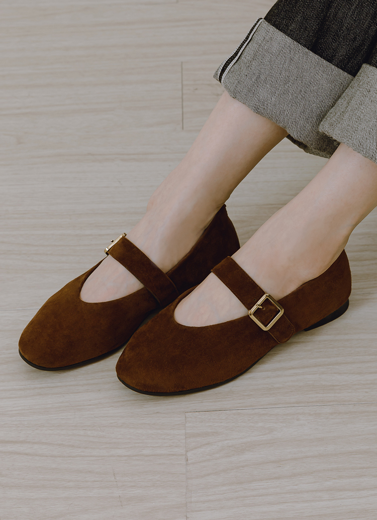 GraceGift 平價女鞋 時尚秀場 圓頭 精品級金屬方釦真皮平底瑪莉珍鞋 咖色