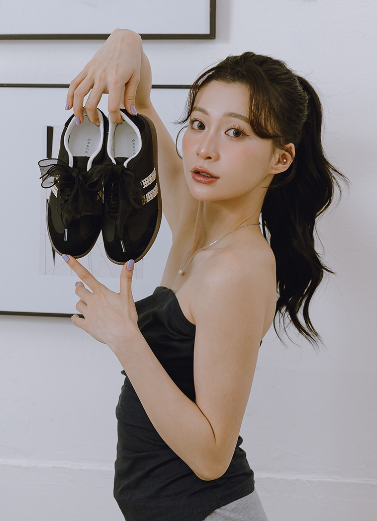 GraceGift 平價女鞋 復古摩登 真皮拼接薄底德訓鞋 附柔光紗帶 黑色 實品圖