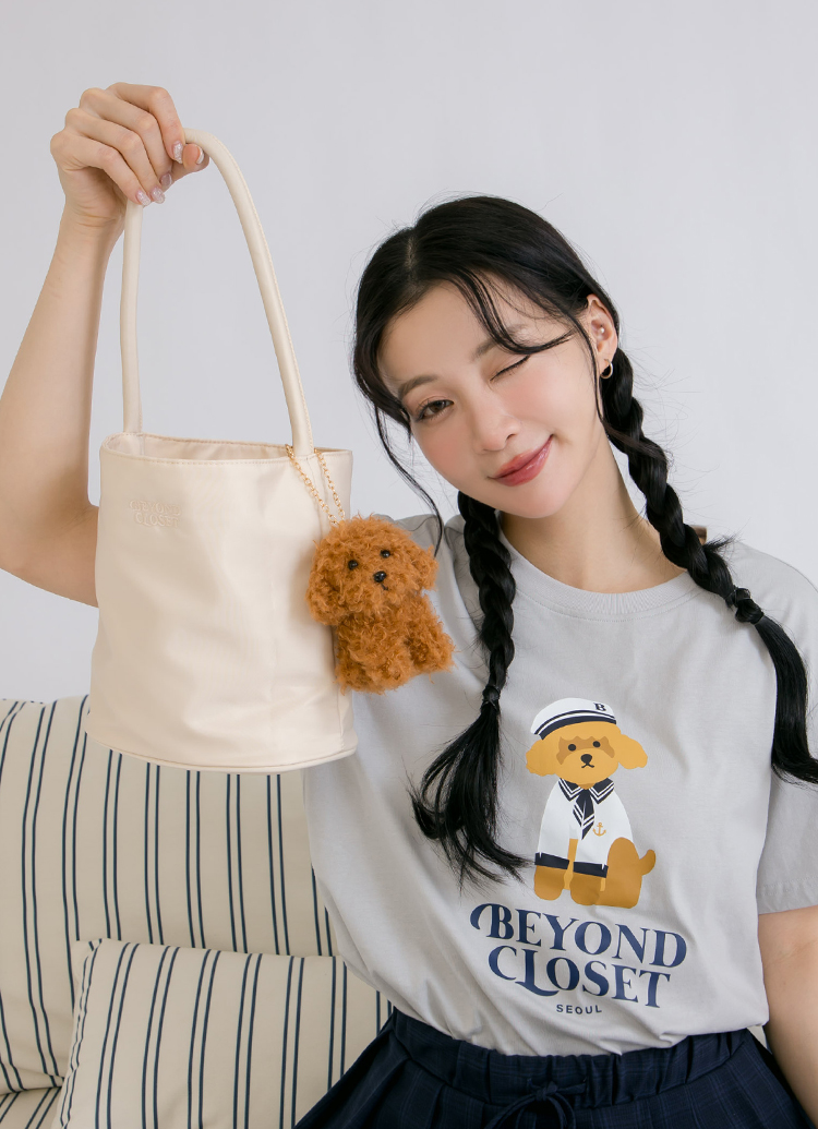 韓國Beyond Closet 輕量尼龍水桶手提肩背包 米白 附貴賓狗絨毛掛飾