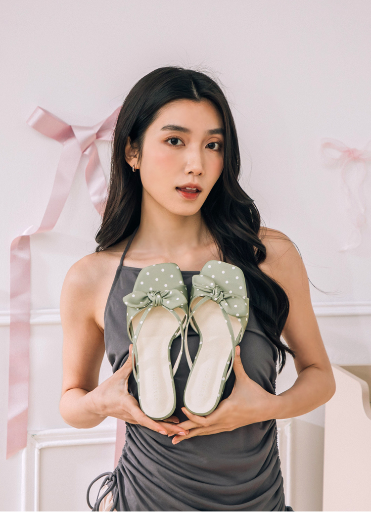 GraceGift平價女鞋 時尚秀場 方頭 日雜感蝴蝶結寬帶低跟拖鞋 灰綠色