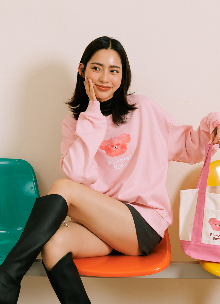 GraceGift Wasabi Bear聯名 粉芥末熊 小頭字母印花大學T 粉紅色 實拍圖