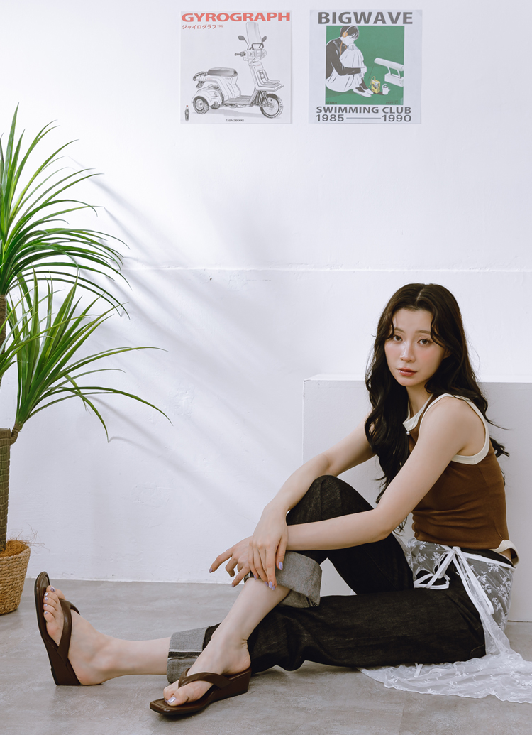 GraceGift 平價女鞋 時尚秀場 方頭 韓系慵懶人字中跟拖鞋 咖色