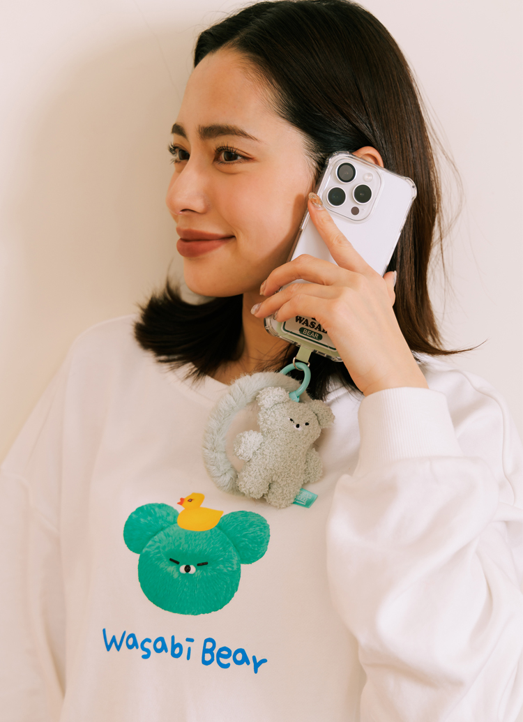 GraceGift Wasabi Bear聯名 芥末熊 小頭字母印花大學T 白色 實拍圖