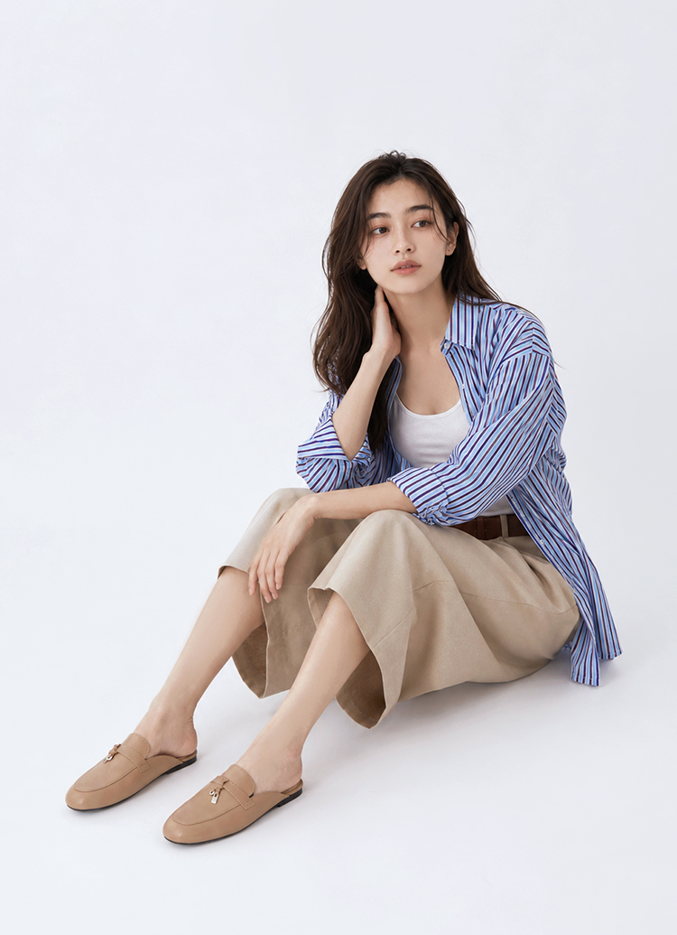GraceGift平價女鞋 時尚秀場 圓頭 極簡慵懶金屬飾扣穆勒樂福拖鞋 駝色